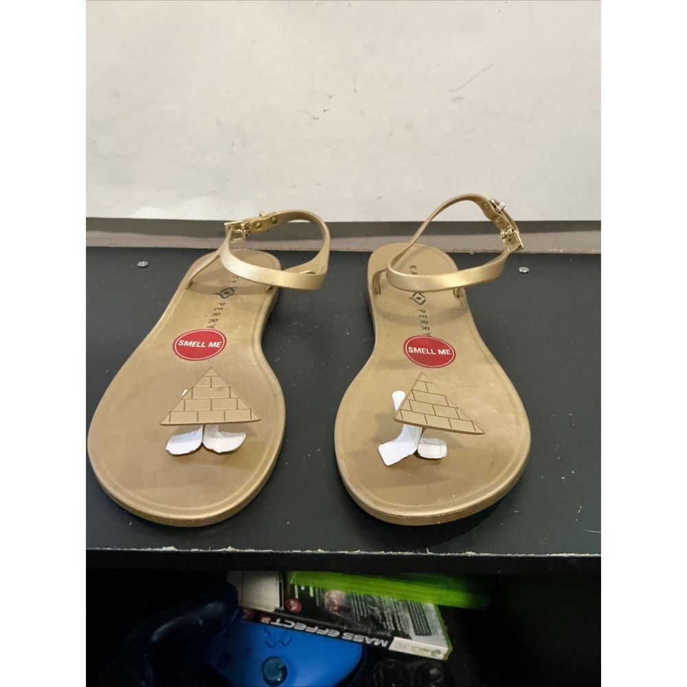 Katy Perry The Geli T Strap Flat Sandal Gold Pyramid 34KP0070 Womens Size 8